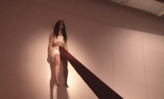 Artistja e cila sfidon çdo kufi – shikoni performancat e saj të jashtëzakonshme