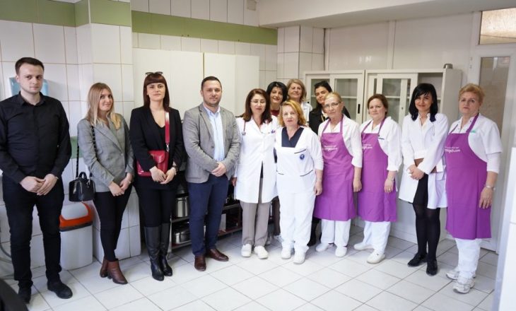 Monego bën donacion për Pediatrinë në Qendrën Klinike Universitare të Kosovës (QKUK)