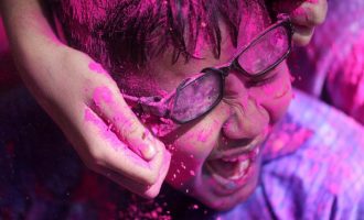 Indianët kremtojnë festivalin e ngjyrave