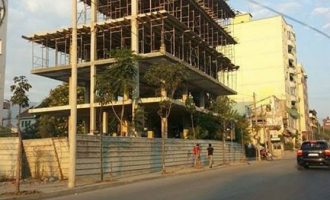 Bie nga 12 metra lartësi, punëtori dërgohet në gjendje të rëndë në QKUK