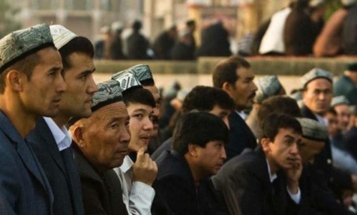 Myslimanët detyrohen të hanë mish derri në një “kamp”