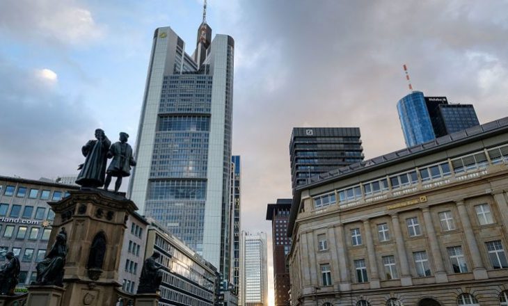Bashkimi i Deutsche Bank me Commerzbank rrezikon shkurtimin e 30 mijë vendeve të punës