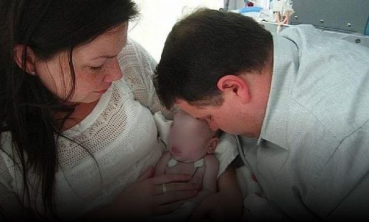 “Unë e mbyta beben”, kjo nënë ka një mesazh të fuqishëm pasi i vdiq fëmija