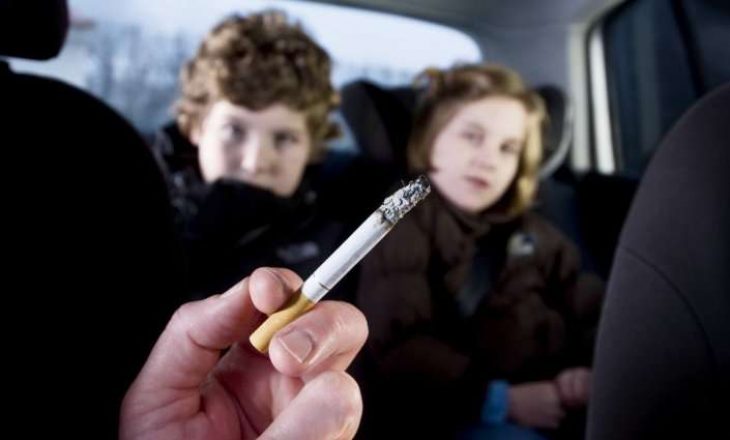 Një mijë euro gjobë për prindërit që pinë cigare me fëmijët në veturë