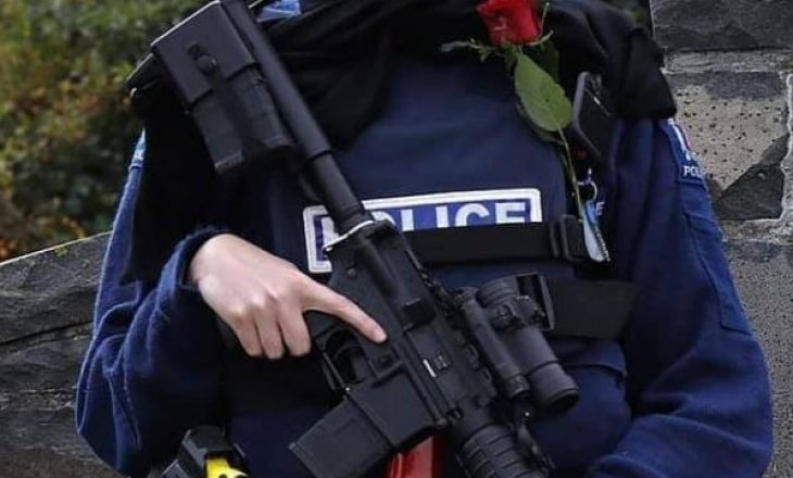 Policja e Zelandës së Re me automatik dhe me shami në respekt të myslimanëve