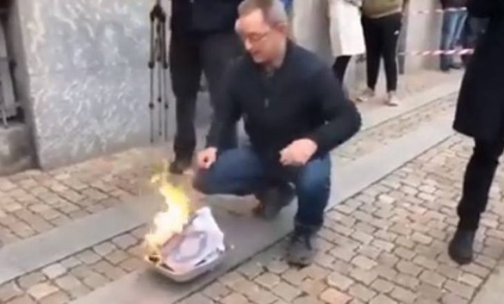 Danimarkë: Lideri i së djathtës ekstreme djeg Kuranin dhe ngroh duart me zjarrin e ndezur
