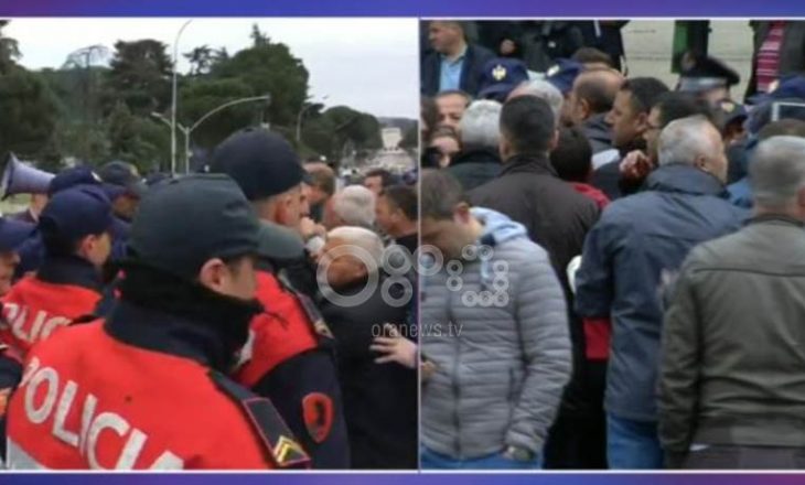 Protestuesit në Tiranë përplasen me policinë