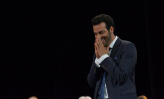 Tenori kosovar këndon muzikë popullore shqiptare midis Moskës