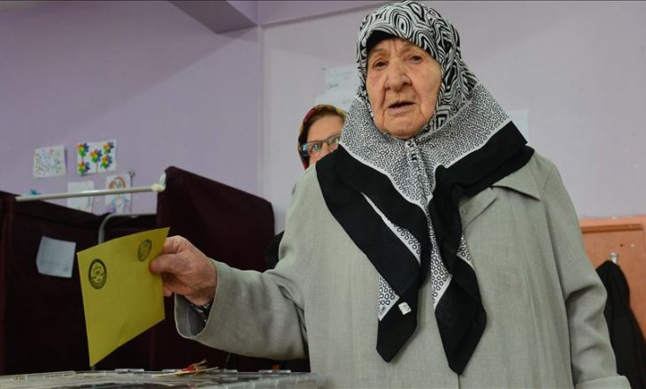 Në zgjedhjet në Turqi votoi edhe një 107-vjeçare