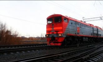 Treni godet një veturë në Pejë, lëndohen dy persona