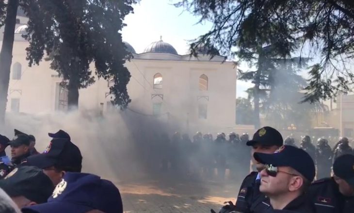 Anëtari i PD-së ndihmon policin të lidhë maskën kundër gazit- Protesta nuk bëhet kundër policisë, por qeverisë