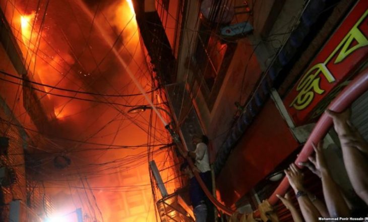 Shpërthen zjarr masiv në një ndërtesë 19-katëshe