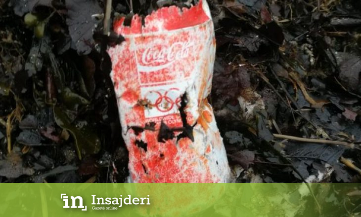 Vullnetarët e pastrimit gjejnë në breg kanaçen antike të Coca-Colës