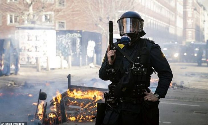 Shpërthen dhuna në Danimarkë – politikani anti-islam gjuan Kuranin në tokë