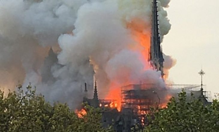 Zjarr i madh në katedralen e famshme në Paris
