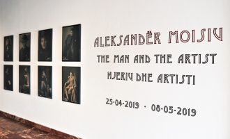 Fotografi të rralla të aktorit Aleksandër Mojsiu për herë të parë në kryeministri