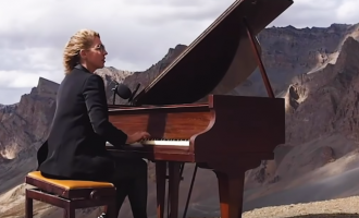 Në lartësi rreth 5 mijë metra, performoi me piano