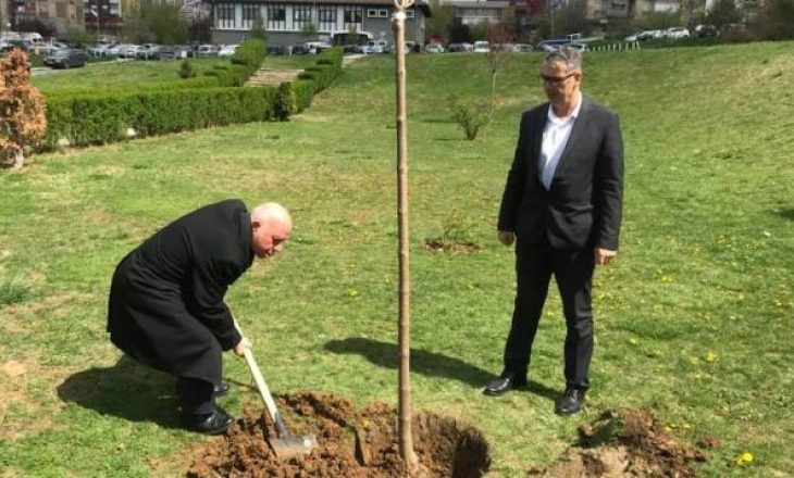 Don Lushi Gjergji e Xhabir Hamiti iu përgjigjen sfidës për të mbjell pemë