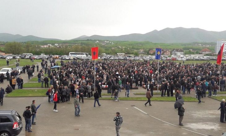 Mijëra persona në Kompleksin Memorial në Mejë të Gjakovës