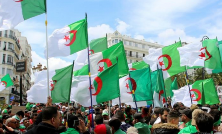 Protestat në Algjeri, kërkohet ndryshimi i tërë regjimit