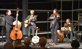 Folk grupi amerikan përformojnë në Prishtinë e Gjakovë