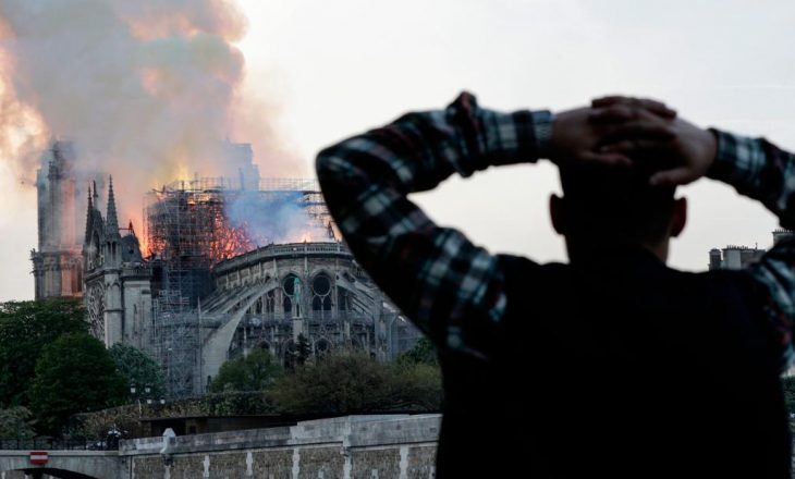 Notre Dame u përfshi nga flakët – ylli i Francës me lot në sy