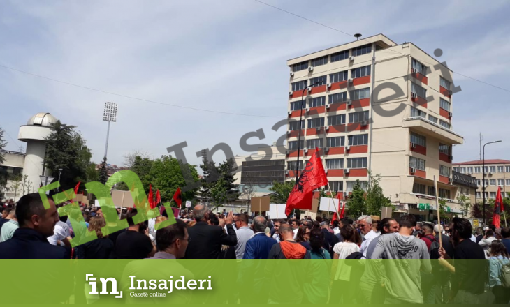 Studentët e drejtësisë “ngrisin” aktakuza ndaj Thaçit, Veselit, Lekajt e Lumezit