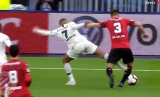 “Çmendet” Mbappe, karton i kuq direkt për francezin