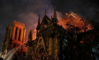 Parisienët e gjunjëzuar nderojnë katedralen historike përmes këngës