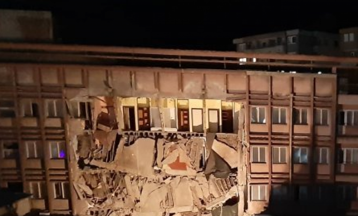 Gjashtë orë nën rrënoja – vazhdojnë kërkimet për 20-vjeçarin në Mitrovicë