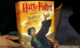 Priftërinjtë djegin librat e Harry Potterit: Përmbajnë forca të këqija