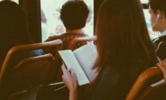 Nëse po lexoni një libër, nesër në autobusët e Tiranës nuk do paguani biletë