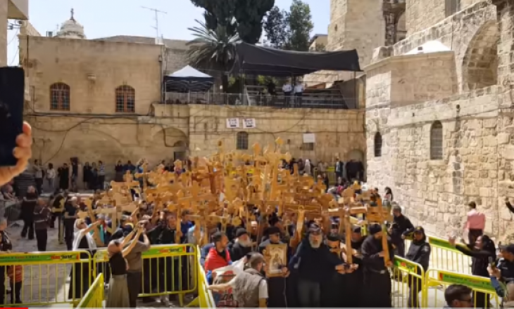 Serbët në Jerusalem festojnë Pashkët me këngë nacionaliste për Kosovën