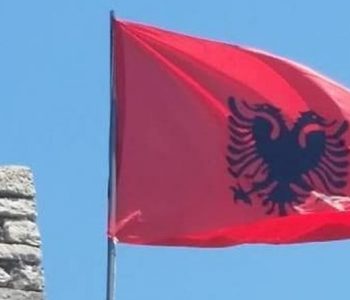 Arrestohen valltarët kosovarë që vunë flamurin në Kalanë e Samuilit në Ohër