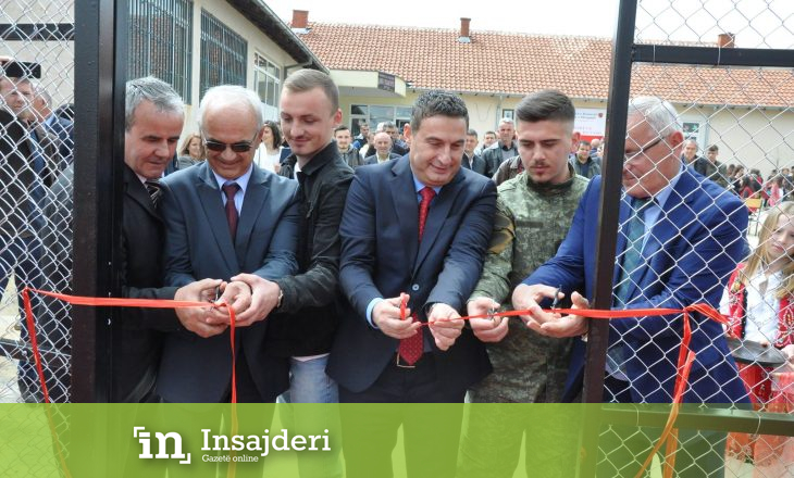 Në Ditën e Shkollës në Arllat, ministri Bytyqi përuroi fushën e sporteve