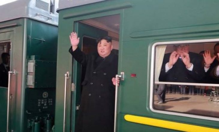 Treni i blinduar i Kim Jong-un bën ndalesën e parë në Rusi