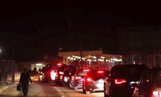 Bashkatdhetarët po presin gjatë në kufirin Serbi-Hungari