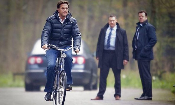 Kryeministri i Holandës shkon te mbreti me biçikletë