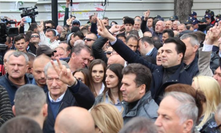 Opozita proteston sot në Shqipëri