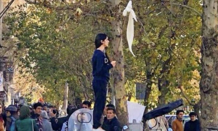 Dënohet me një vit burg, protestuesja iraniane që hoqi hixhabin në publik