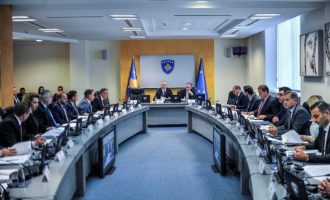Ministri Krasniqi i pakënaqur, lëshon mbledhjen e Qeverisë
