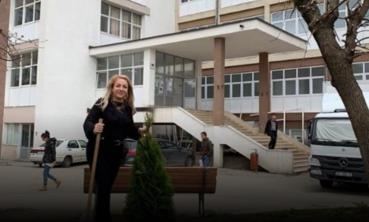 Drejtoresha e Endokrinës i përgjigjet sfidës, mbjell pishën në oborrin e klinikës