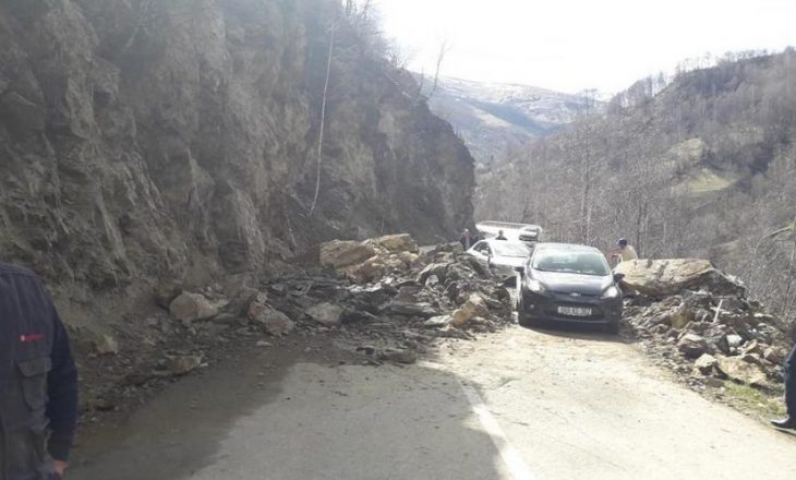 Rrëshqitje dheu në rrugën Dragash-Restelicë shkaktohet vështirësi në qarkullimin e veturave