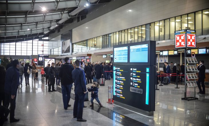 Nga ora 4 e mëngjesit pasagjerët duke pritur në Aeroportin e Prishtinës -nuk ka përgjigje nëse fluturimi është anuluar