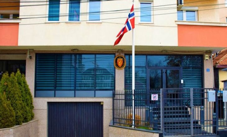 Ambasada norvegjeze gjuhën serbe e vendos para gjuhës shqipe