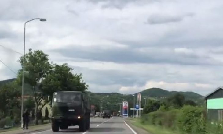 Publikohen pamje të ushtrisë së Serbisë duke u nisur drejt Kosovës