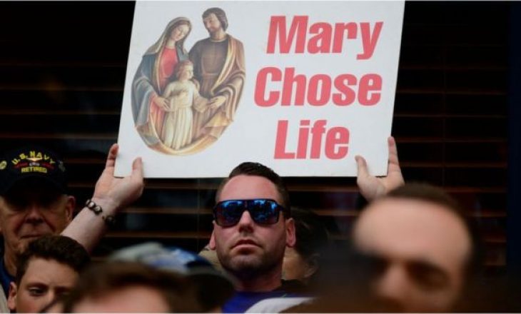 Votohet ligji që ndalon abortin