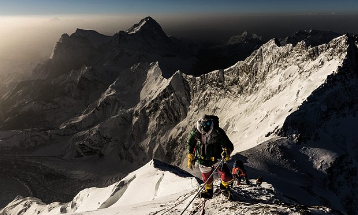 Çfarë po ndodh në Everest? Qindra alpinistë po rrezikojnë jetën