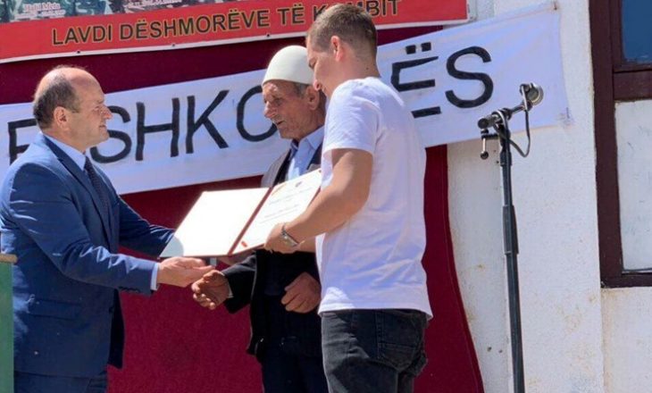 Thaçi dekoron me urdhrin “Hero i Kosovës” dëshmorin Halil Meta