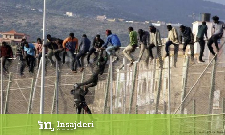 Spanja thotë se 52 emigrantë janë ngjitur mbi murin në enklavën e tyre afrikane